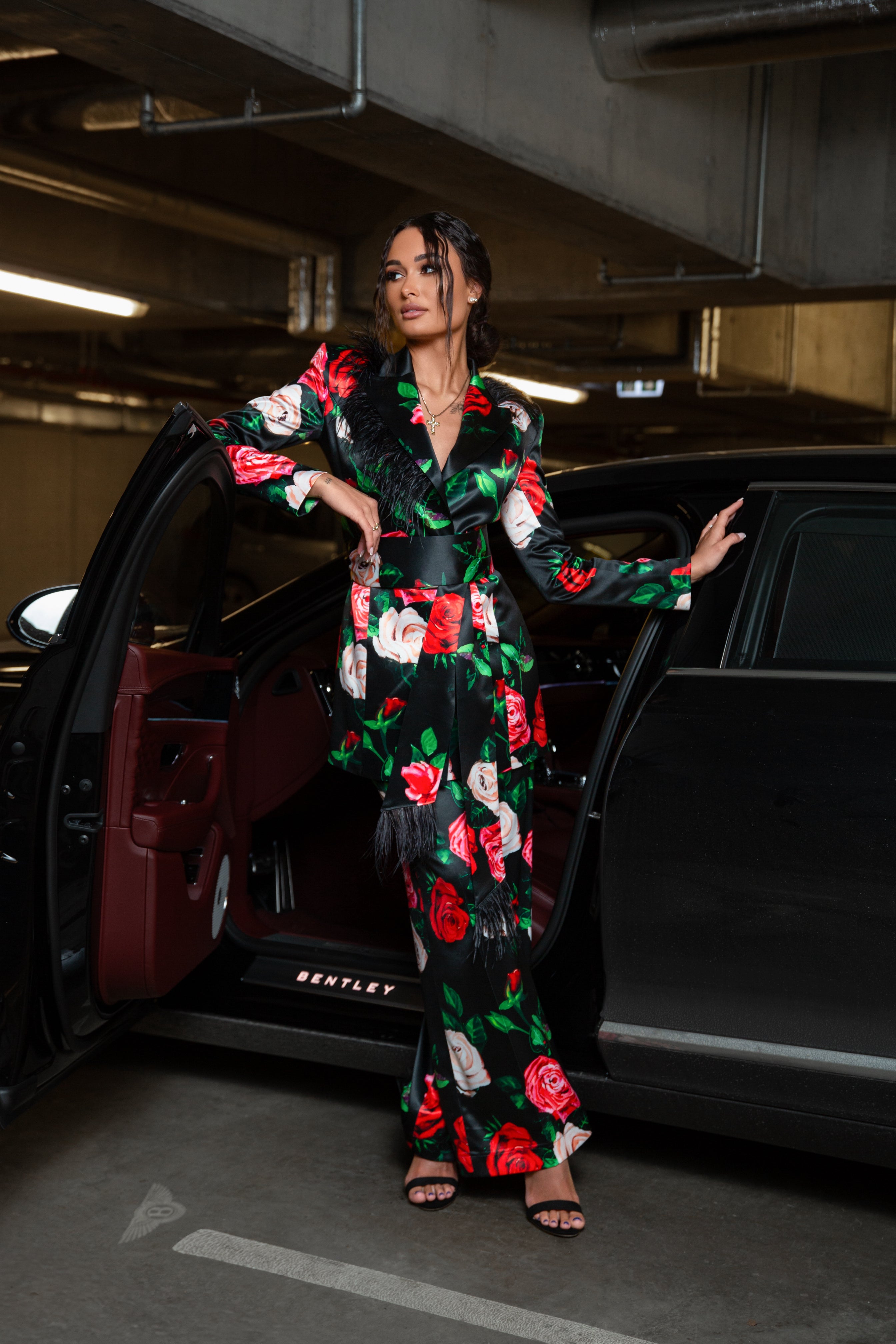 Rose print satin pantsuit with ostrich feathers