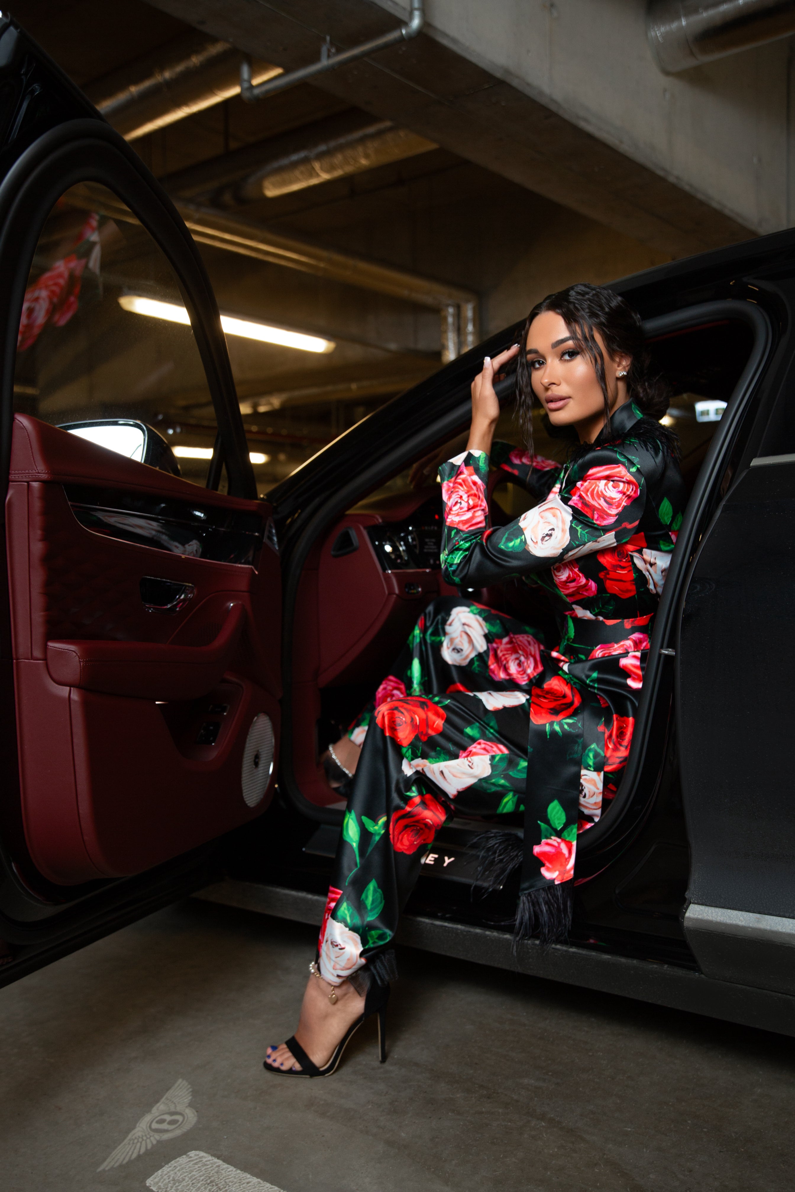 Rose print satin pantsuit with ostrich feathers