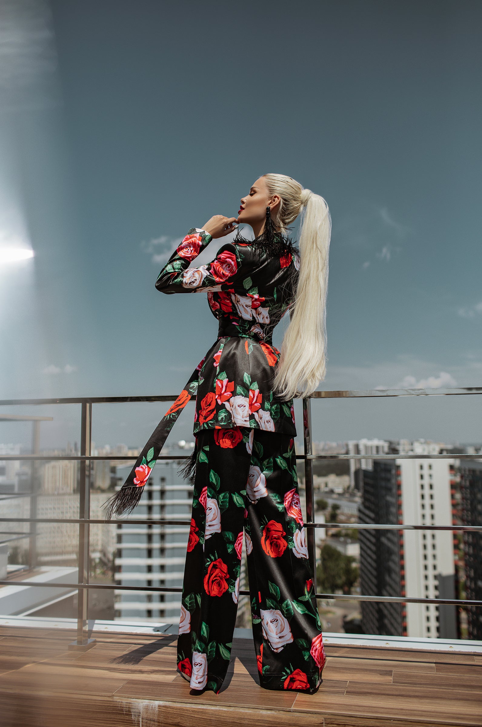 Rose print satin pantsuit with ostrich feathers