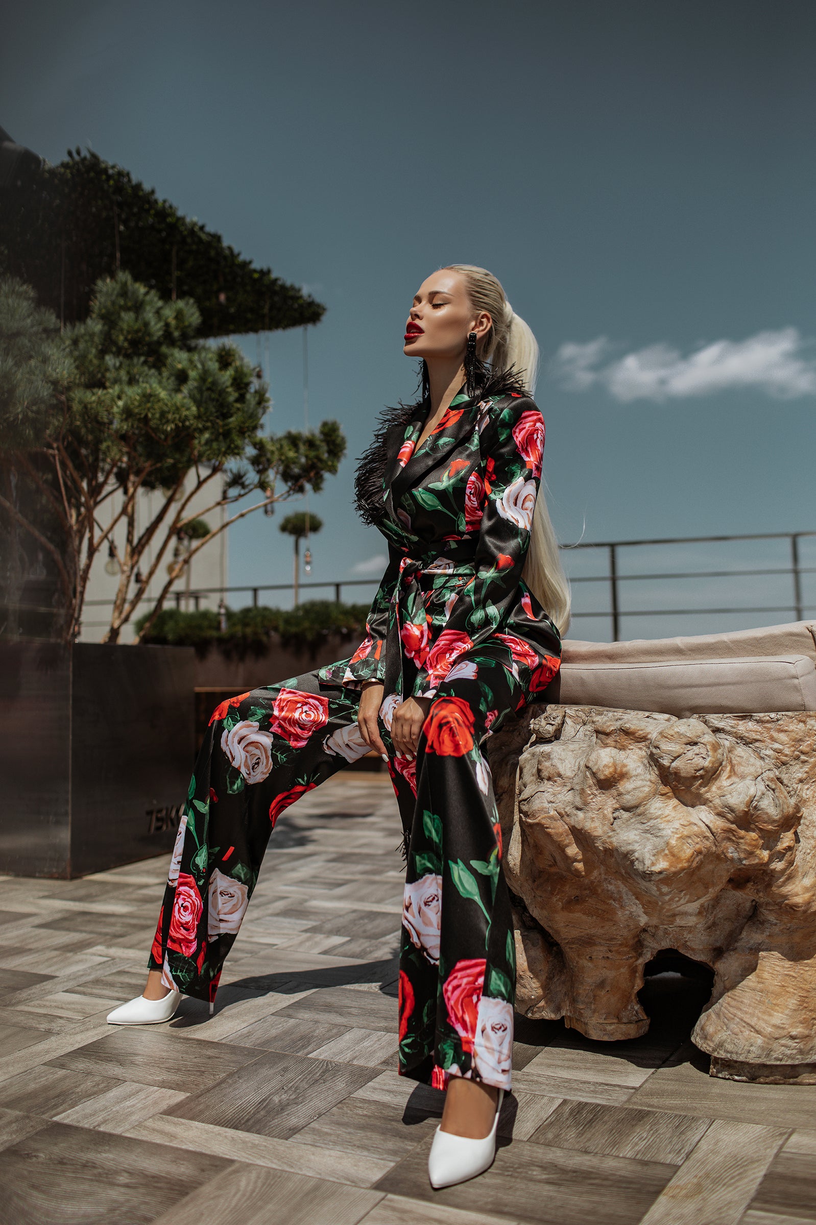 Rose print satin pantsuit with ostrich feathers